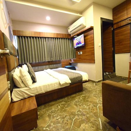 Hotel Lake Palace Ahmedabad Bagian luar foto
