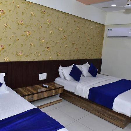 Hotel Lake Palace Ahmedabad Bagian luar foto