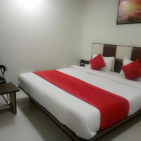 Hotel Lake Palace Ahmedabad Bagian luar foto