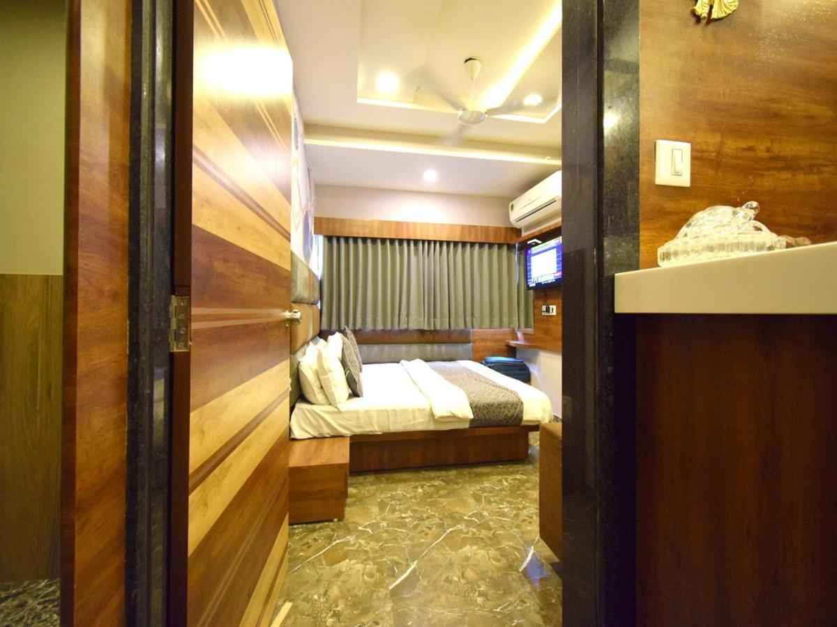 Hotel Lake Palace Ahmedabad Bagian luar foto
