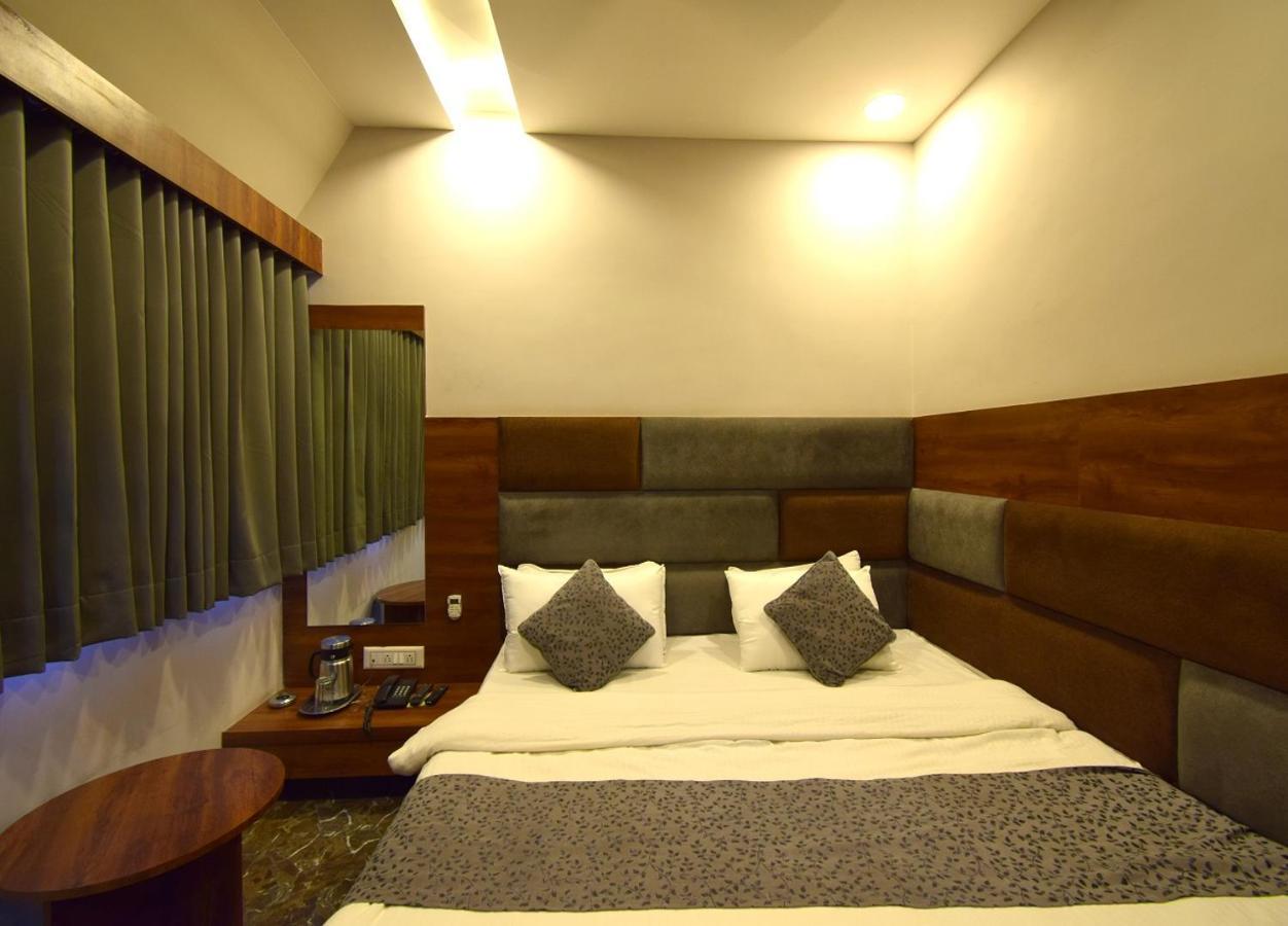 Hotel Lake Palace Ahmedabad Bagian luar foto
