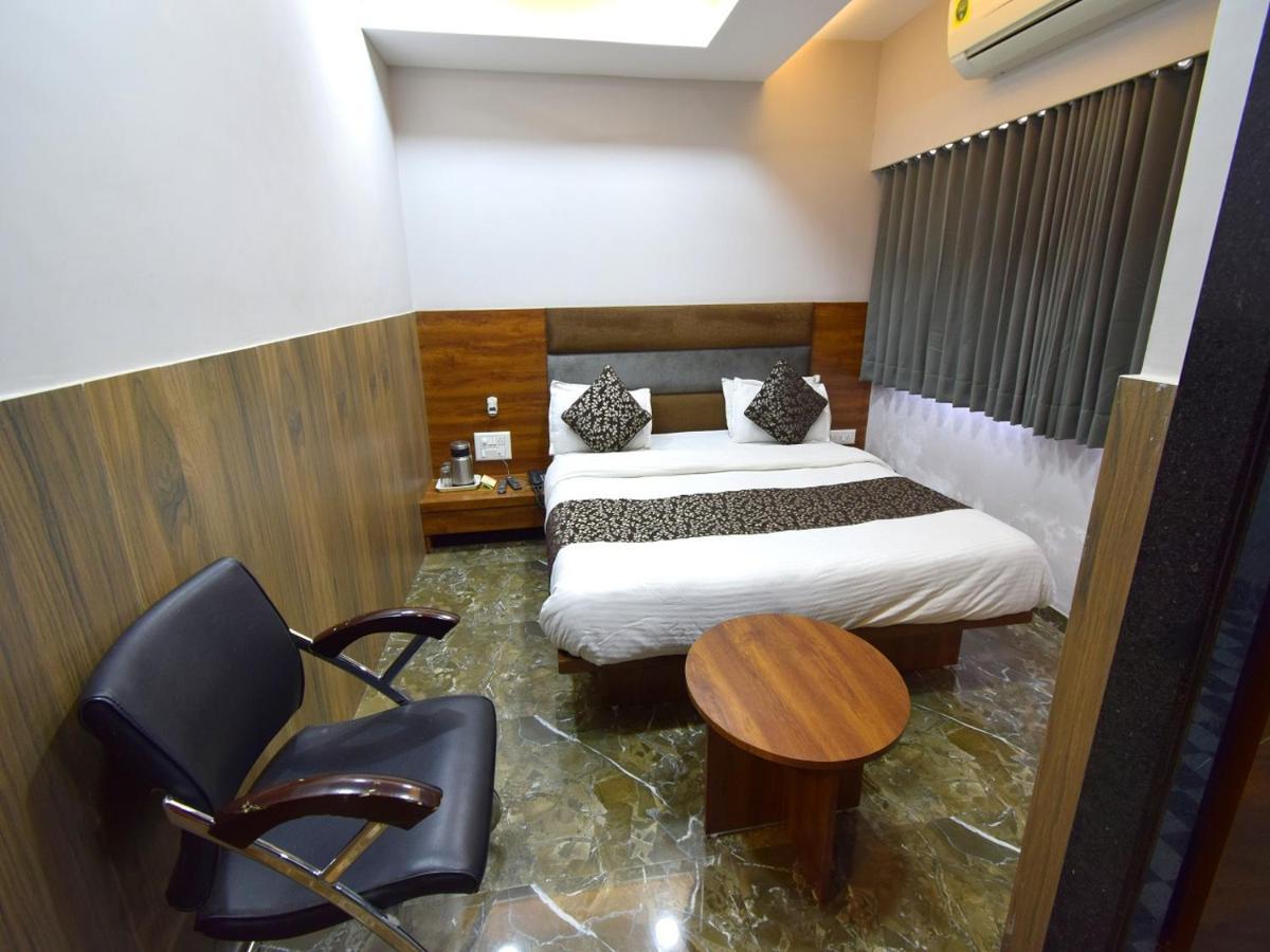 Hotel Lake Palace Ahmedabad Bagian luar foto
