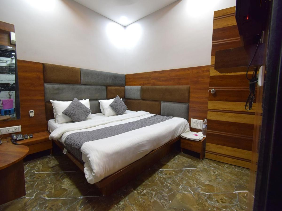 Hotel Lake Palace Ahmedabad Bagian luar foto