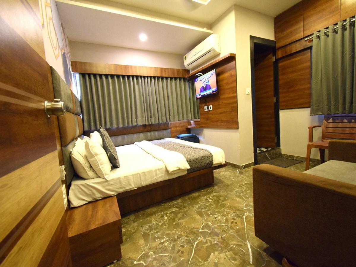 Hotel Lake Palace Ahmedabad Bagian luar foto
