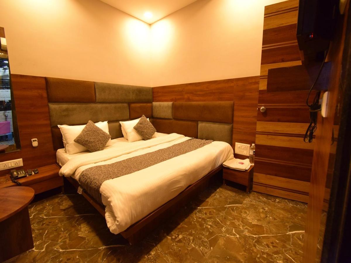 Hotel Lake Palace Ahmedabad Bagian luar foto