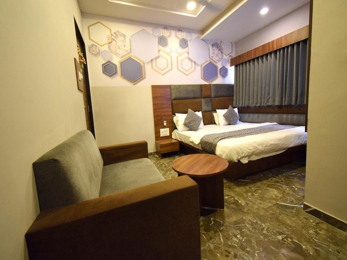 Hotel Lake Palace Ahmedabad Bagian luar foto