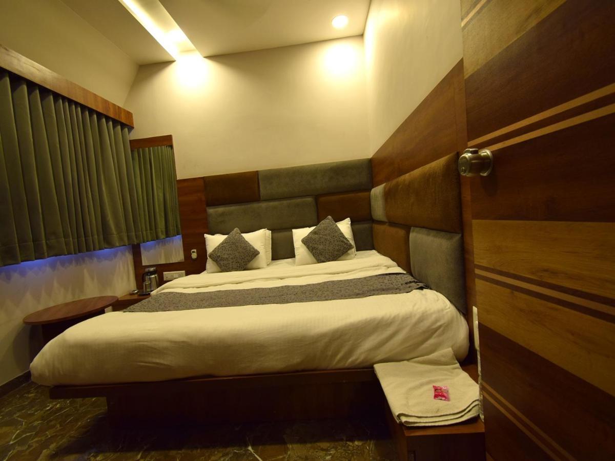 Hotel Lake Palace Ahmedabad Bagian luar foto