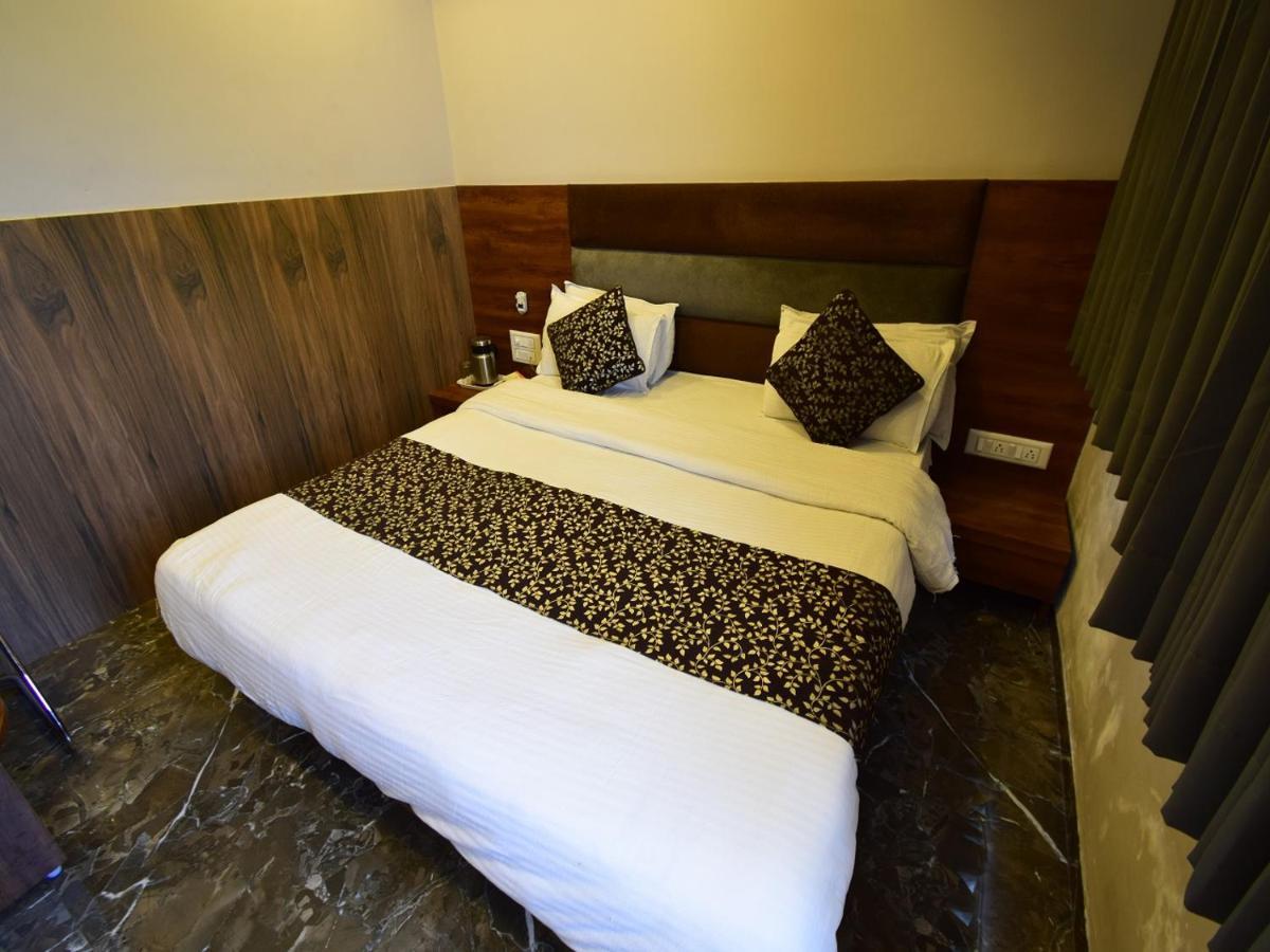 Hotel Lake Palace Ahmedabad Bagian luar foto