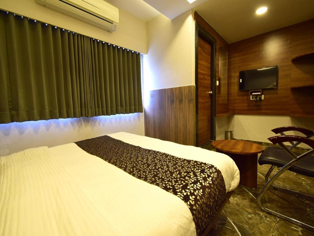 Hotel Lake Palace Ahmedabad Bagian luar foto