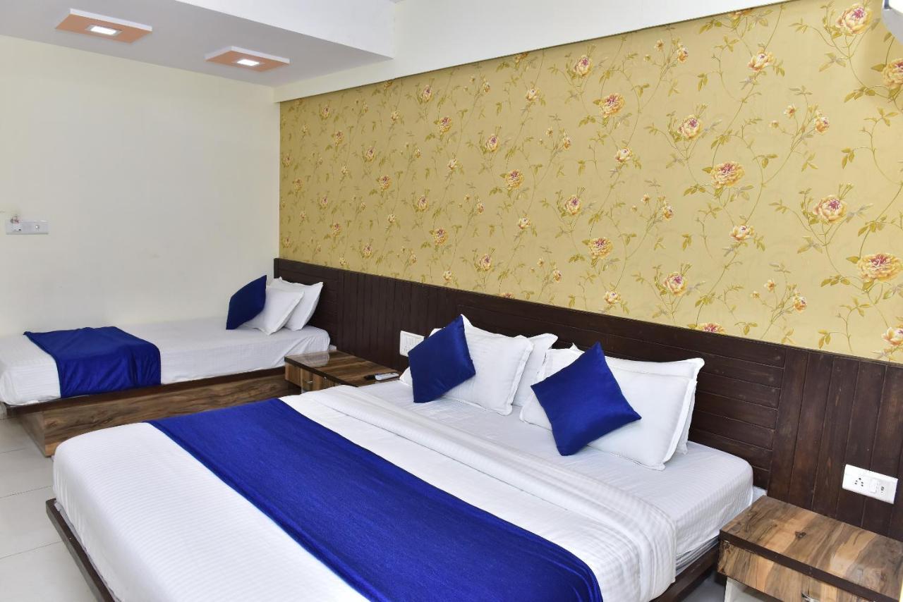 Hotel Lake Palace Ahmedabad Bagian luar foto