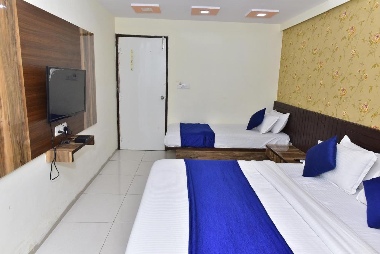 Hotel Lake Palace Ahmedabad Bagian luar foto