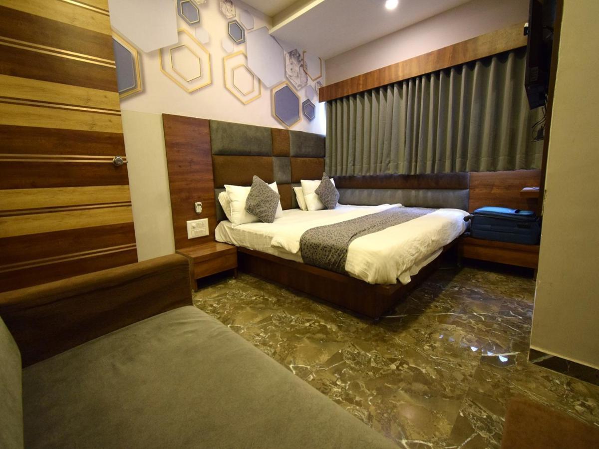 Hotel Lake Palace Ahmedabad Bagian luar foto