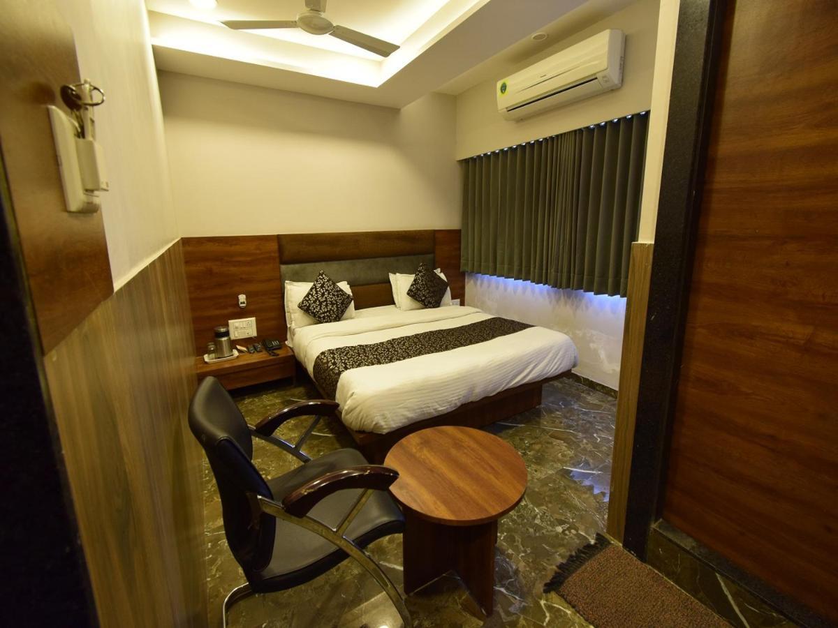Hotel Lake Palace Ahmedabad Bagian luar foto