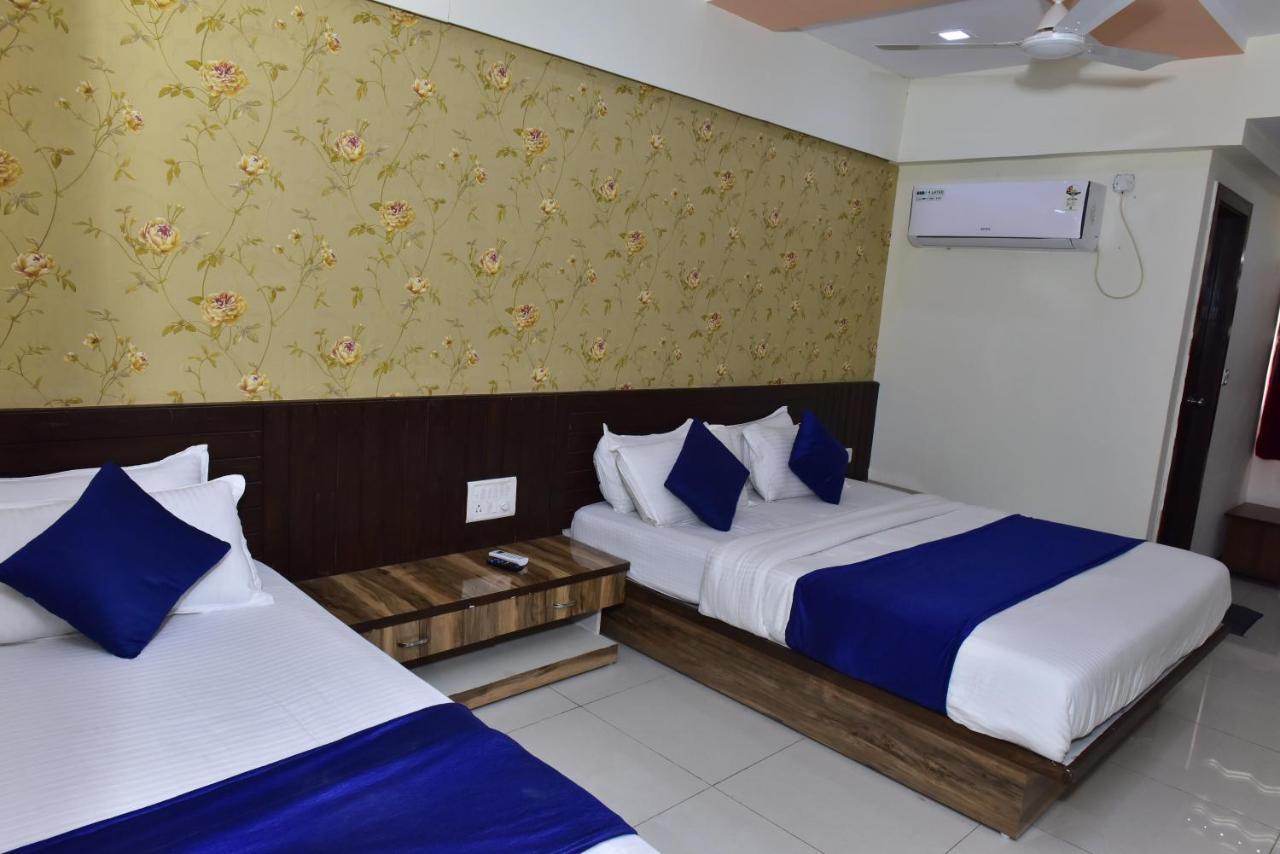 Hotel Lake Palace Ahmedabad Bagian luar foto