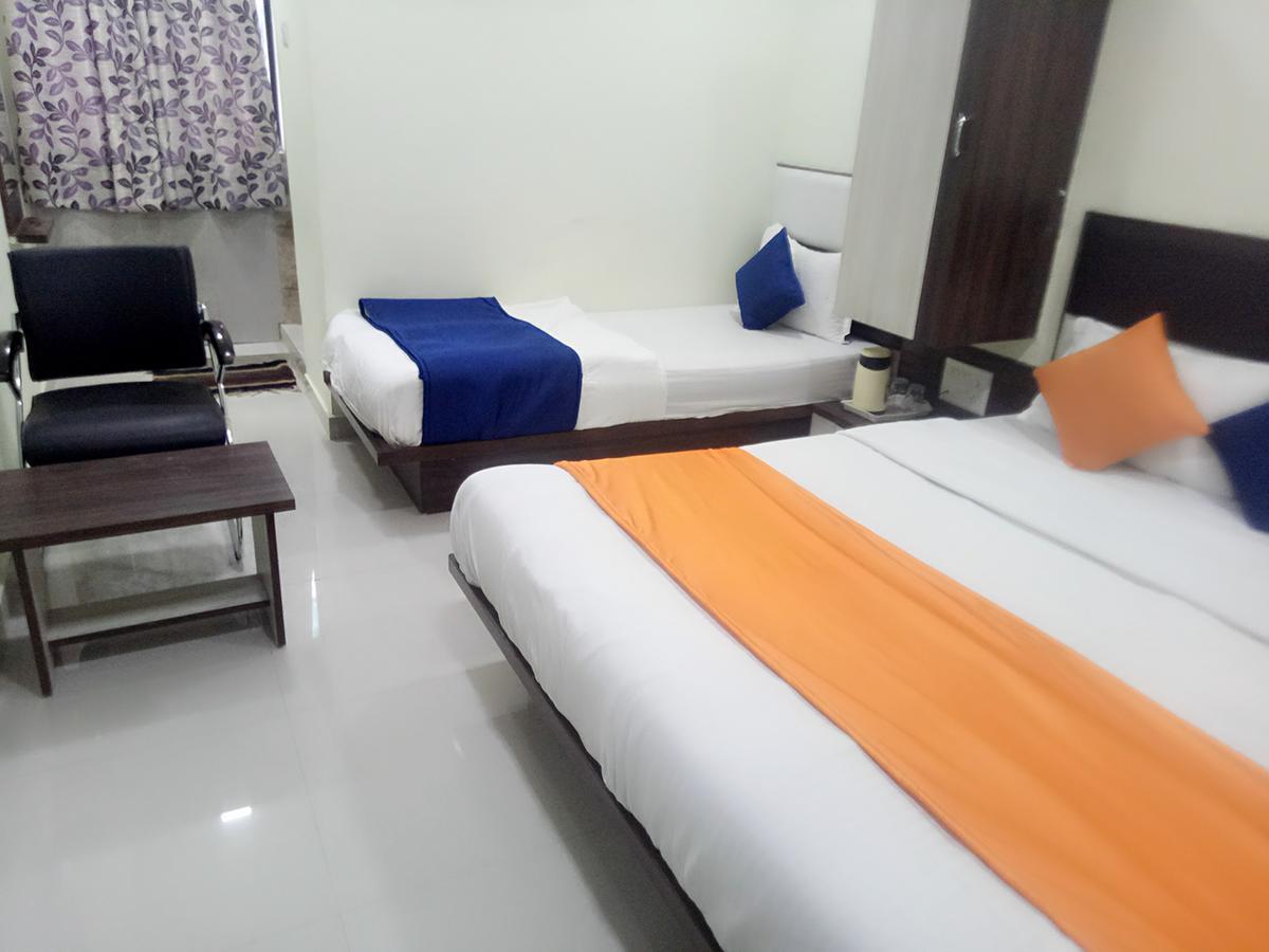 Hotel Lake Palace Ahmedabad Bagian luar foto
