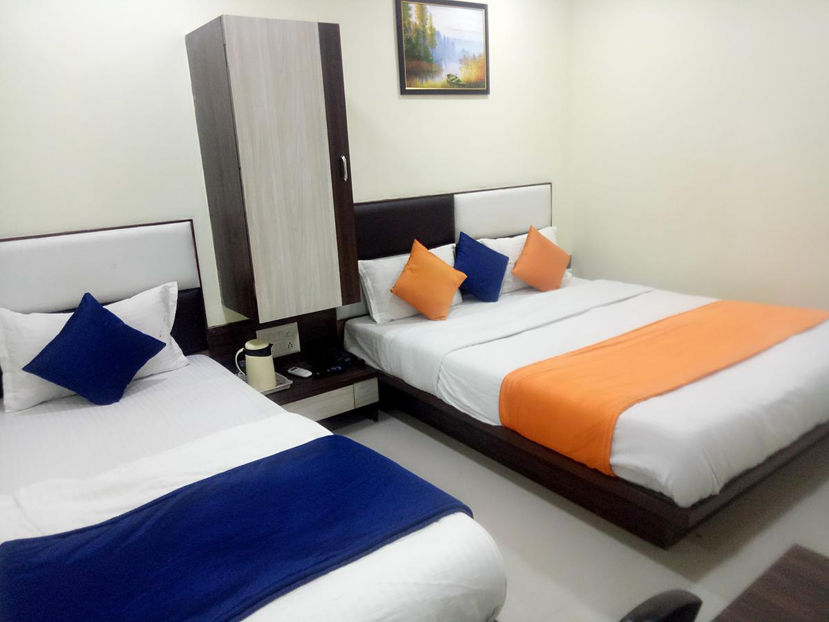 Hotel Lake Palace Ahmedabad Bagian luar foto