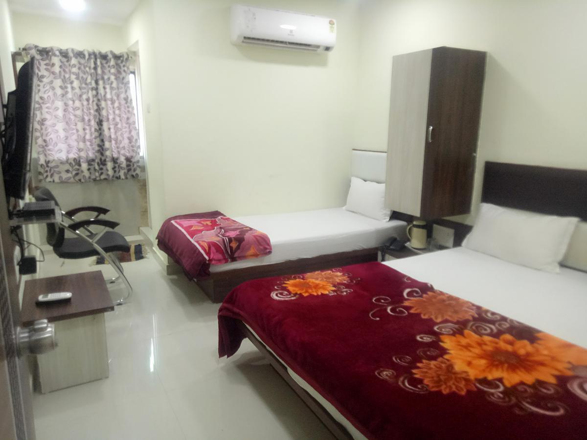 Hotel Lake Palace Ahmedabad Bagian luar foto