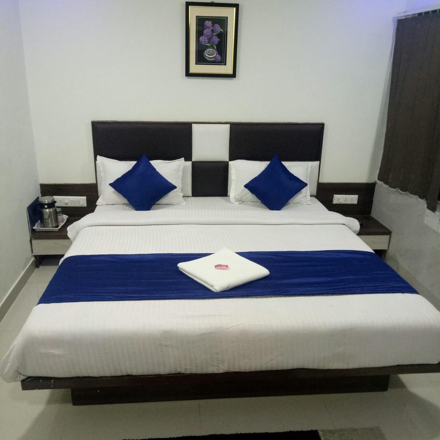 Hotel Lake Palace Ahmedabad Bagian luar foto