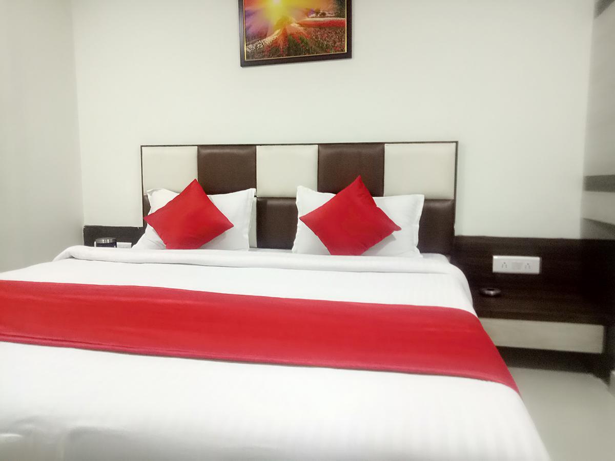 Hotel Lake Palace Ahmedabad Bagian luar foto
