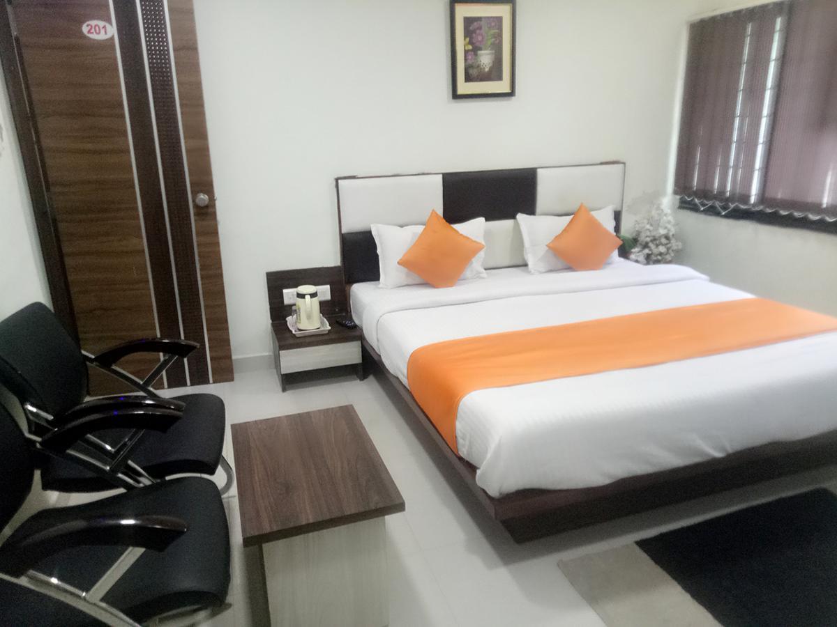 Hotel Lake Palace Ahmedabad Bagian luar foto