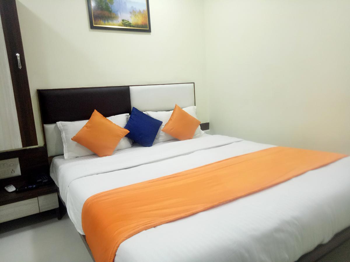 Hotel Lake Palace Ahmedabad Bagian luar foto