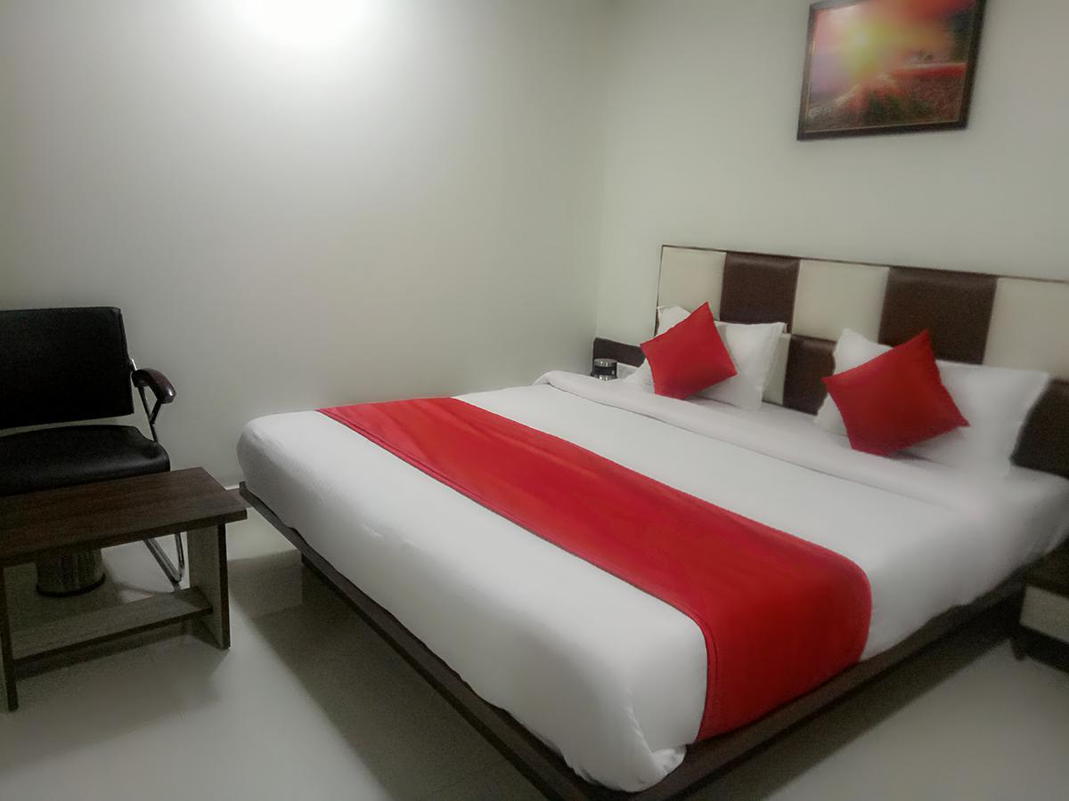 Hotel Lake Palace Ahmedabad Bagian luar foto