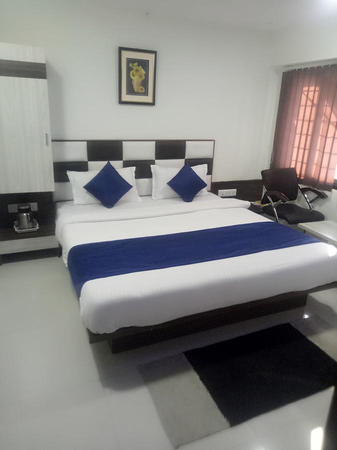 Hotel Lake Palace Ahmedabad Bagian luar foto
