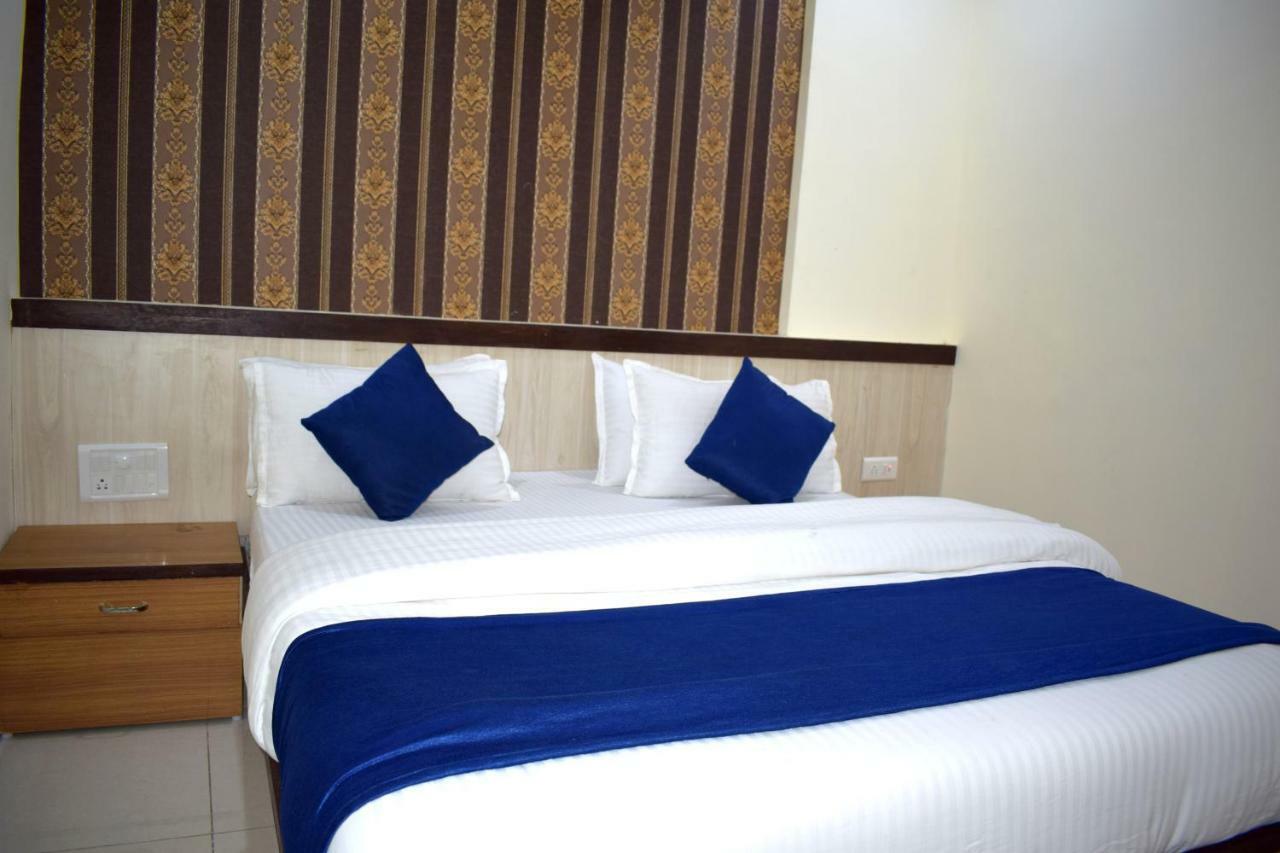Hotel Lake Palace Ahmedabad Bagian luar foto