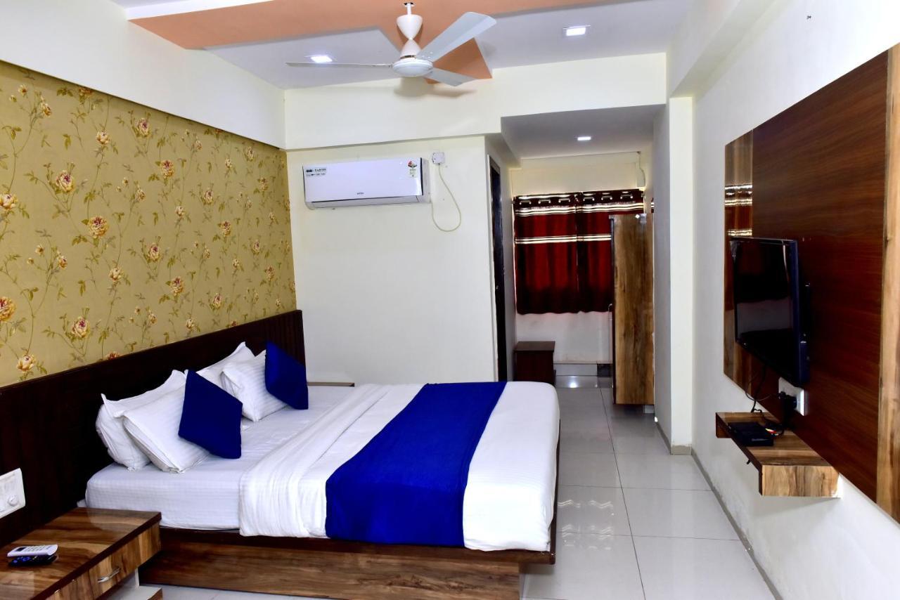 Hotel Lake Palace Ahmedabad Bagian luar foto